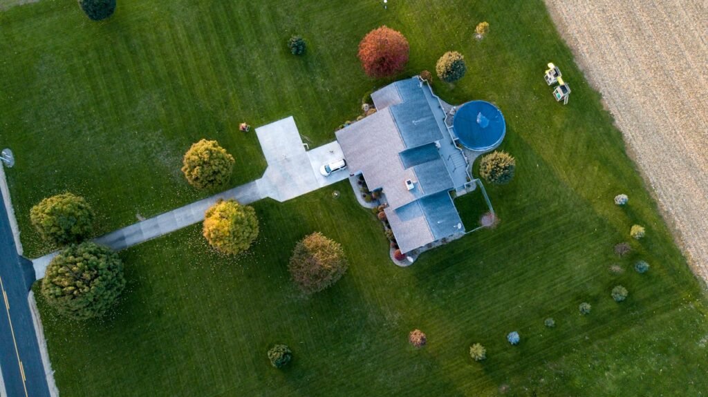 Jardin entretenu en normandie par un robot ecovacs posé par tondeo connect 